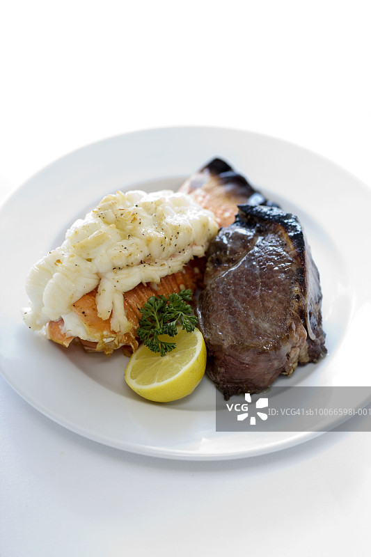 盘中的牛排和龙虾晚餐图片素材