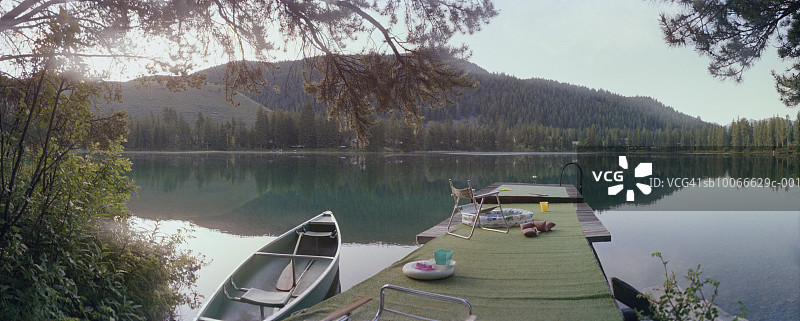 美国蒙大拿州驼鹿湖带椅子的码头图片素材