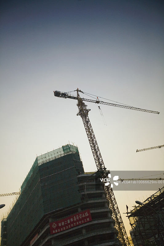 起重机与在建办公楼（低角度）图片素材