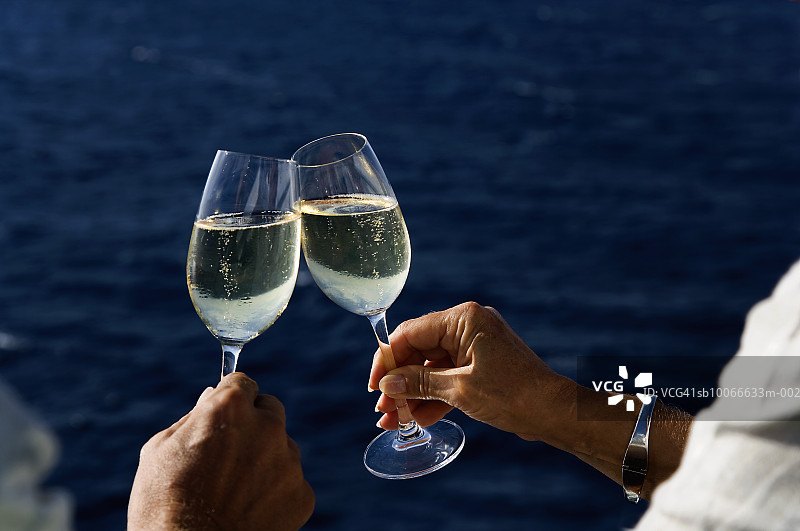 在游轮上手持香槟酒杯图片素材