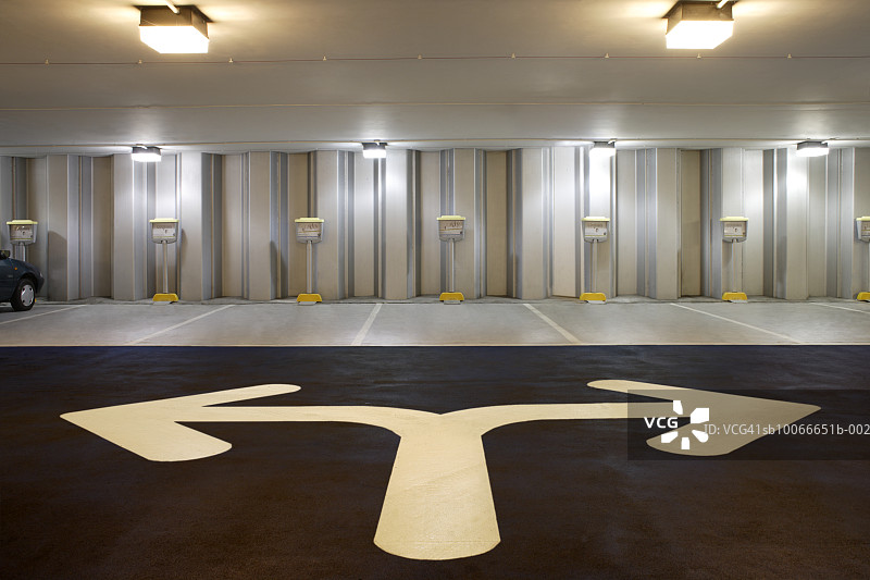 带有黄色箭头标志的停车场图片素材