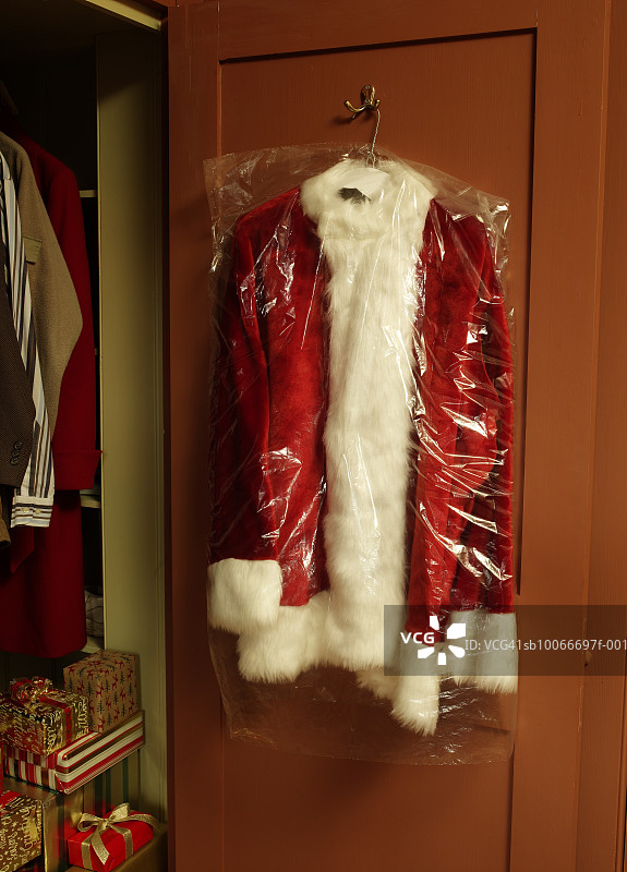 挂在干洗袋里的圣诞老人服装图片素材