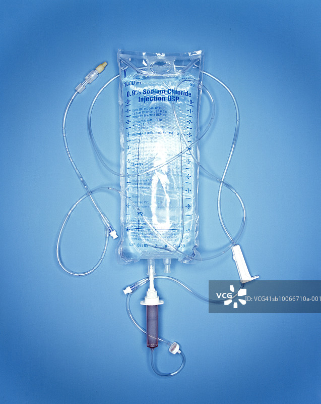 氯化钠注射液袋和管，工作室拍摄图片素材