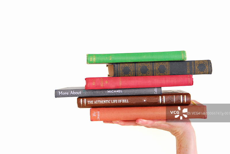 年轻女子手拿一摞书图片素材