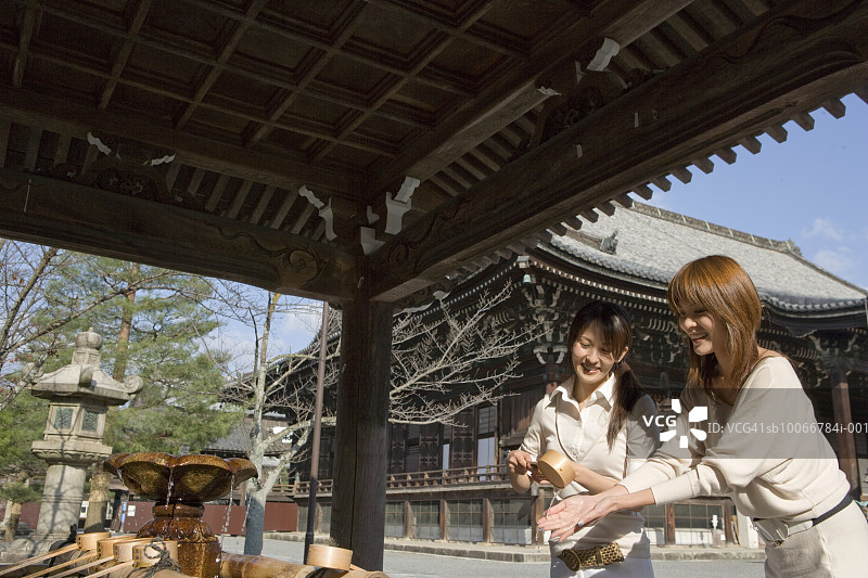 日本京都知恩院的两名女子图片素材