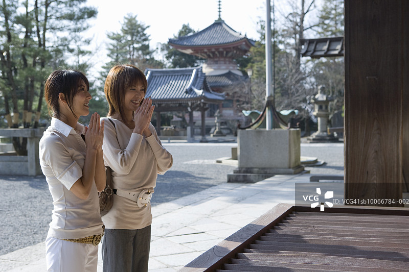 日本京都知恩院内祈祷的两位女人图片素材