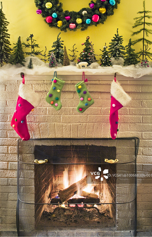 装饰着圣诞装饰品和长袜的壁炉图片素材