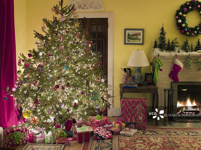 带有圣诞树、装饰品、礼物和壁炉的客厅图片素材
