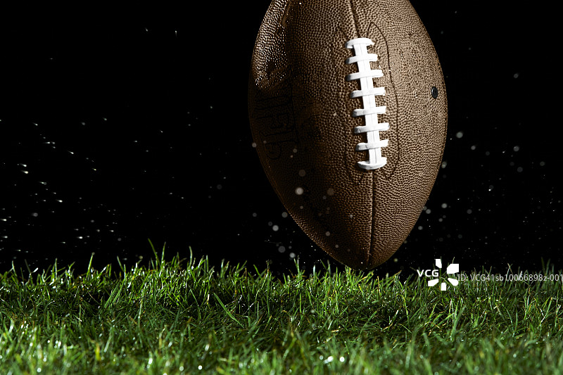 草地上运动的足球图片素材