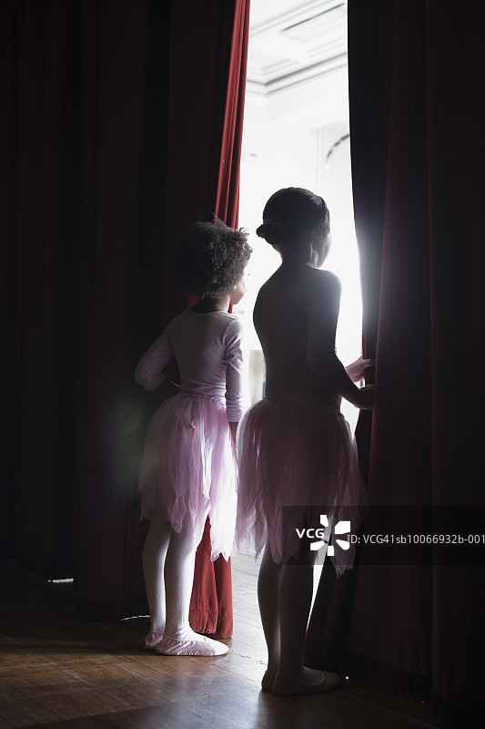 幕布前舞台上的女孩们（6-9岁）图片素材