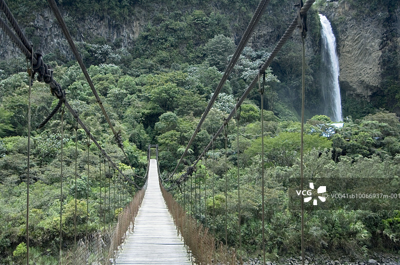 厄瓜多尔亚马逊盆地上游帕斯塔萨河上的木桥图片素材
