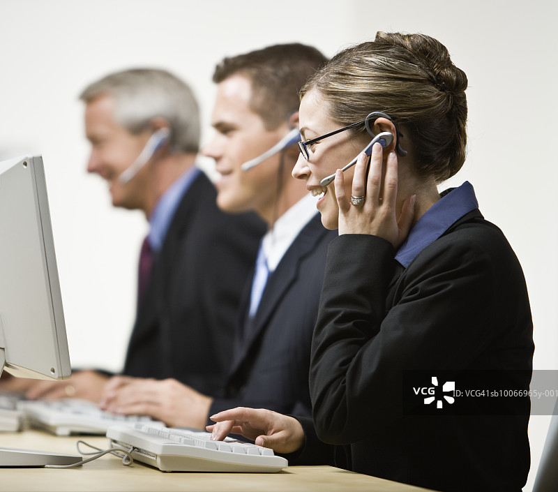 使用耳机的商务人士图片素材