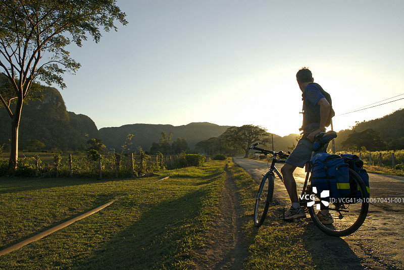 中年男人骑自行车，剪影图片素材