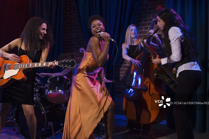 在舞台上表演爵士乐队的女性群体图片素材