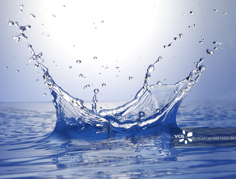 水花在开放水域中溅起，特写图片素材