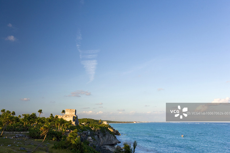 墨西哥金塔纳罗奥州尤卡坦半岛图卢姆，岩石海岸线上的玛雅遗址图片素材