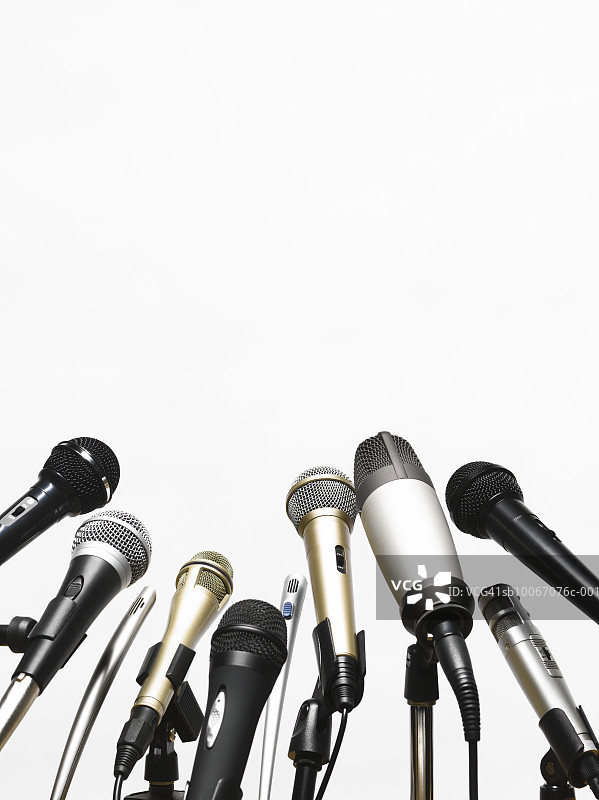 白色背景上的会议麦克风图片素材