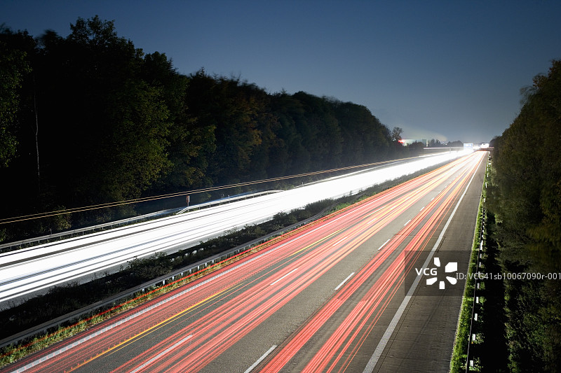 夜间高速公路的模糊运动图片素材