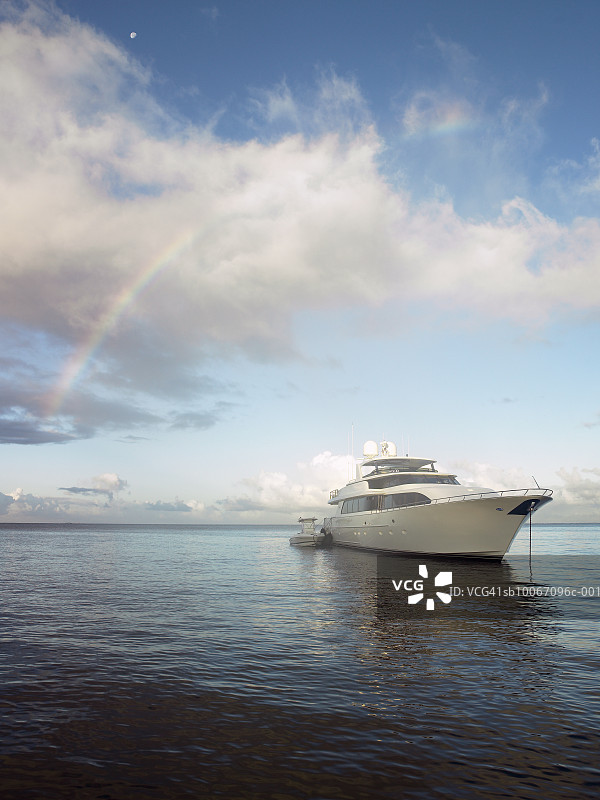 停泊在加勒比海，天空出现彩虹的游艇图片素材