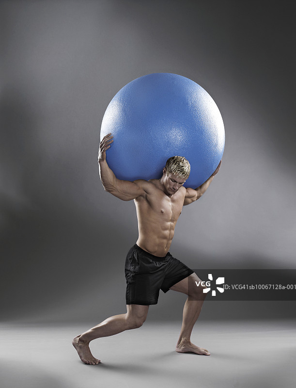 男子背上顶着健身球图片素材