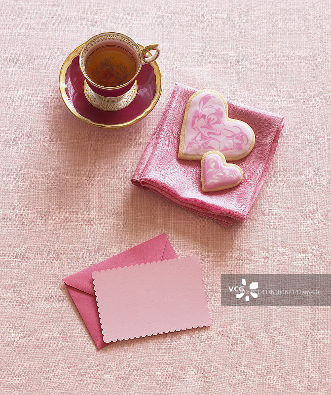 心形饼干、茶杯和信封图片素材