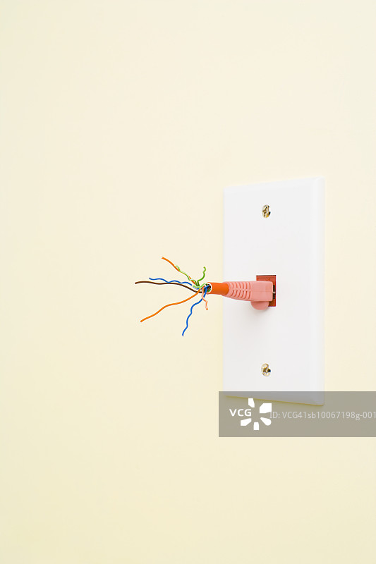 与插孔相连的断开的网络跳线插头图片素材