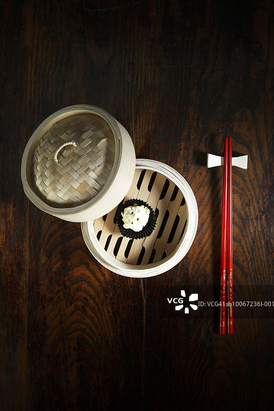 篮子里的精致甜点，俯视角度图片素材