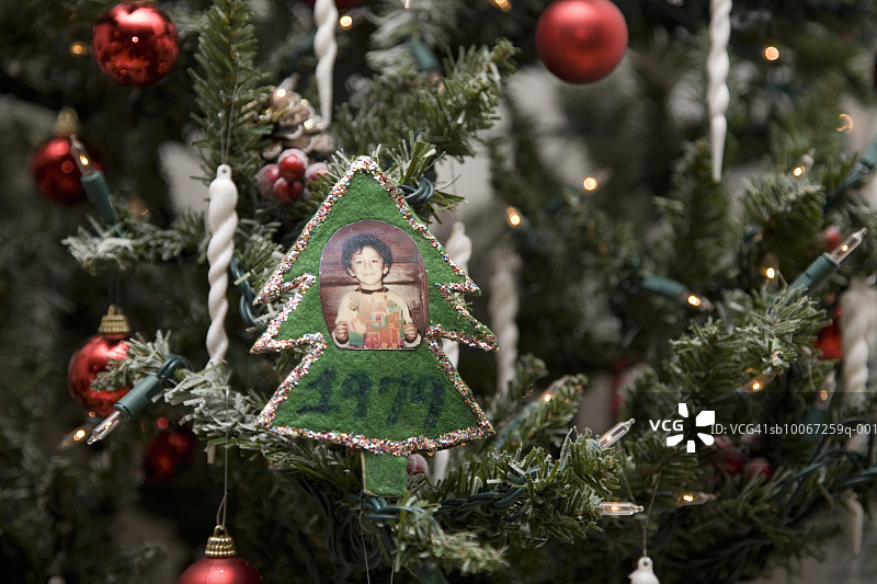 圣诞树上带有照片和年份“1979”的装饰品特写图片素材