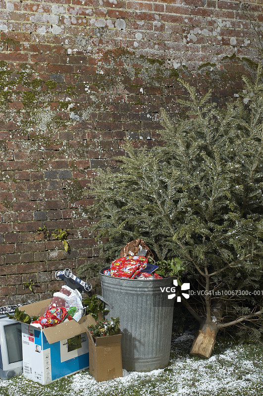 砖墙旁的圣诞垃圾图片素材