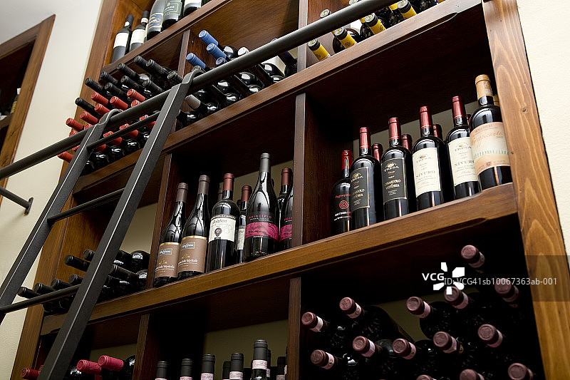 带梯子的酒架图片素材