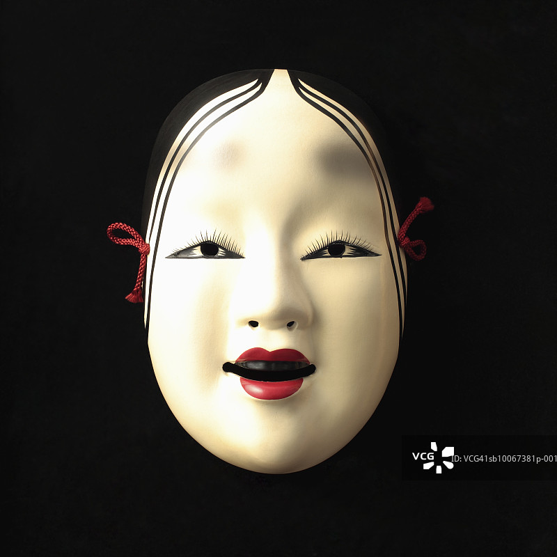 黑色背景上的能乐面具图片素材