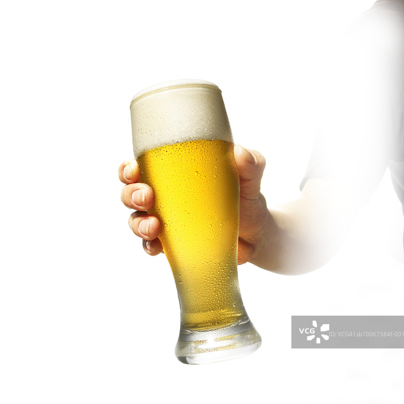 手持啤酒杯，白色背景图片素材