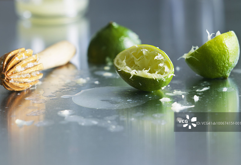 厨房台面上的青柠和榨汁机图片素材