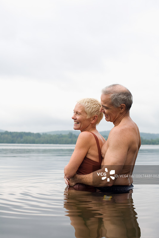 中年夫妇在湖中拥抱微笑图片素材
