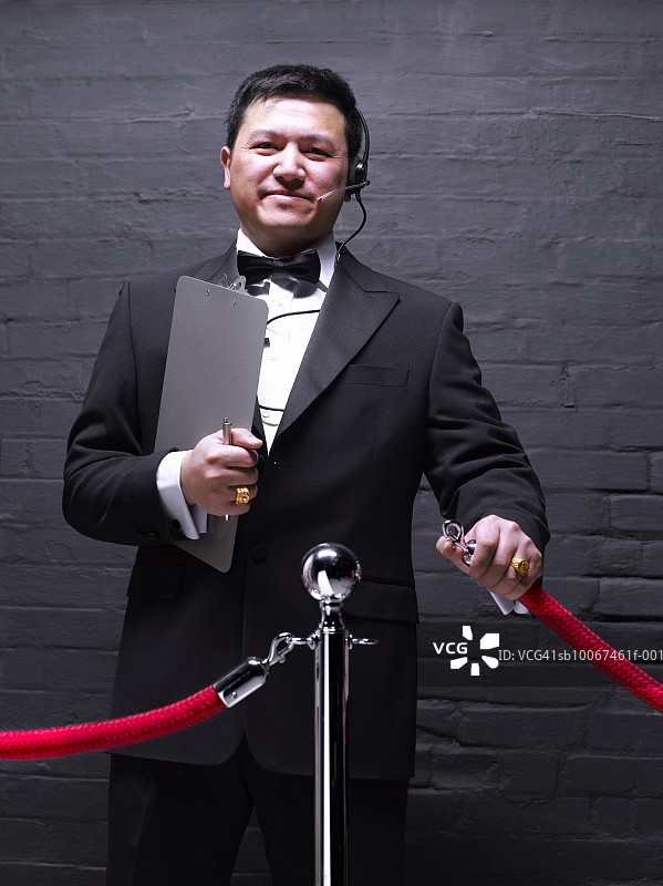 门卫打开绳索障碍微笑肖像图片素材