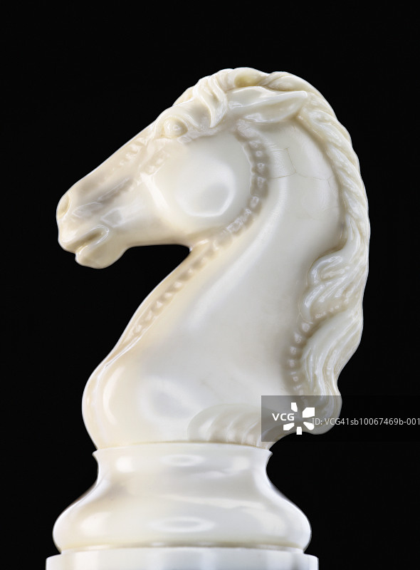 黑色背景上的骑士棋子，特写图片素材