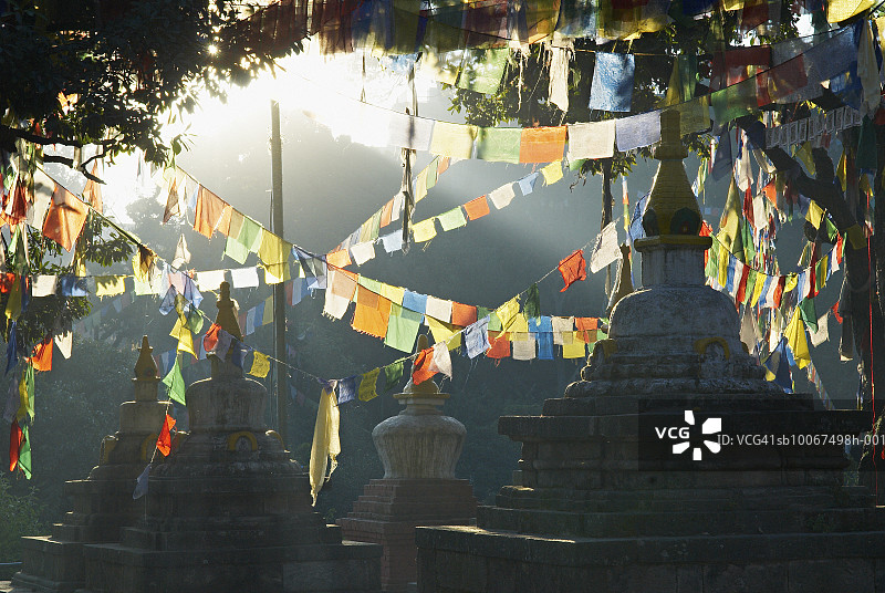 尼泊尔加德满都：博德纳特佛塔的祈祷旗图片素材