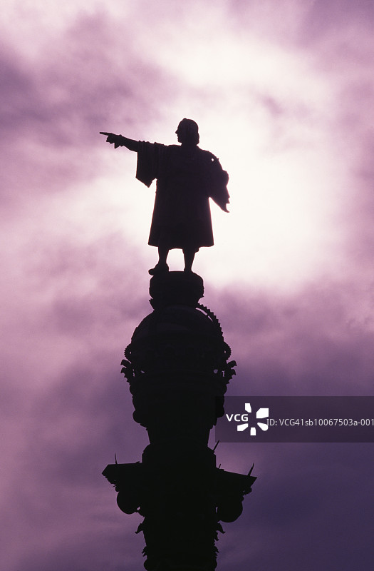 西班牙巴塞罗那哥伦布纪念碑剪影，日落时分图片素材