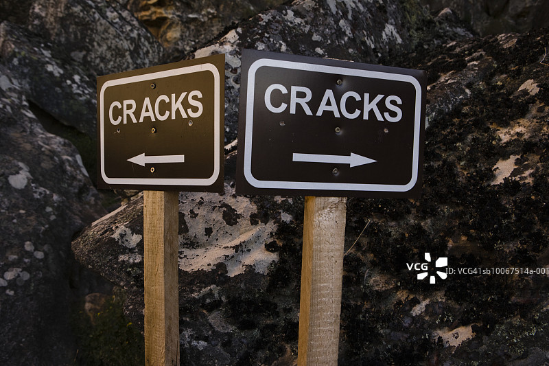 山脉中的路标，特写图片素材