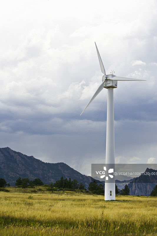 田野中的风力涡轮机图片素材