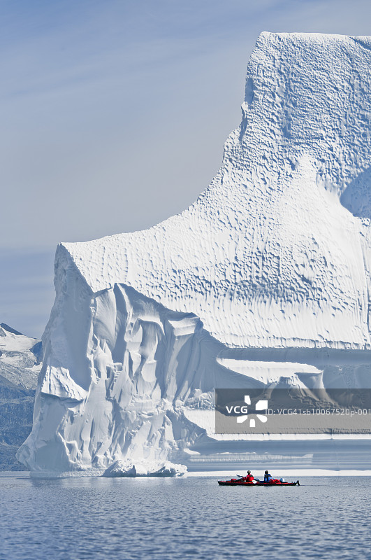 格陵兰塔西拉克：皮划艇在格陵兰海冰山下划行图片素材