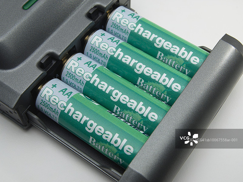 可充电电池和充电器特写图片素材