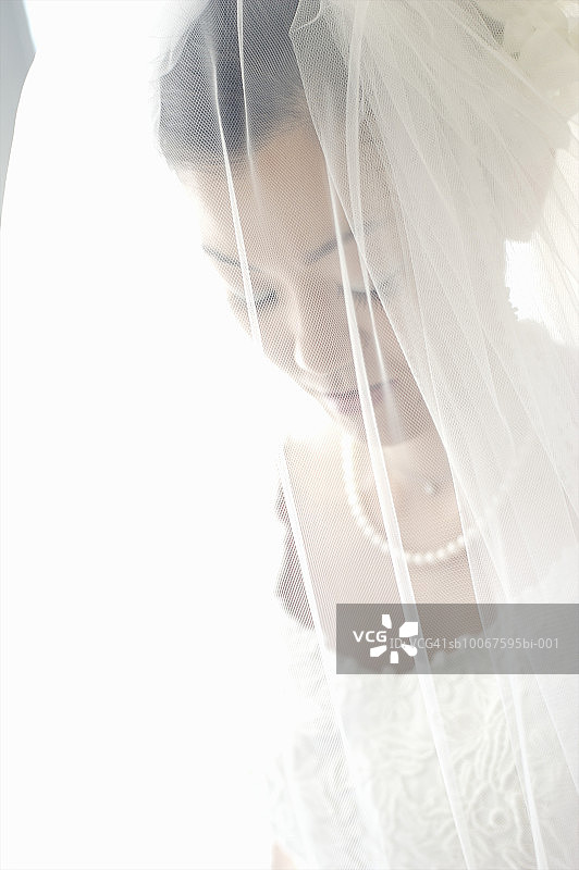 微笑的新娘特写，身穿婚纱图片素材