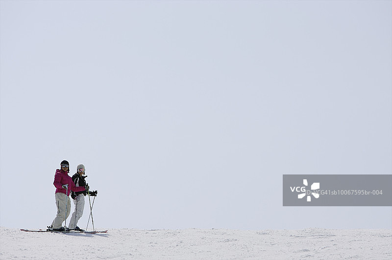 站在雪地上的滑雪女性图片素材