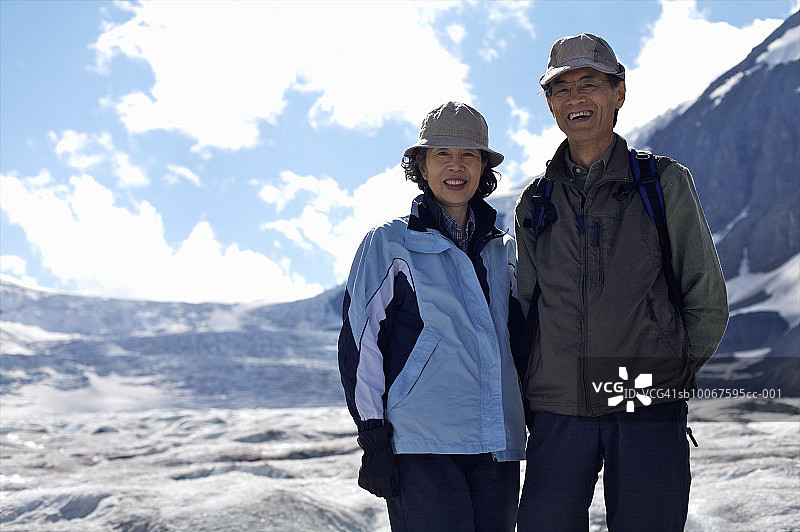 情侣在阿塔巴斯卡冰川上行走图片素材