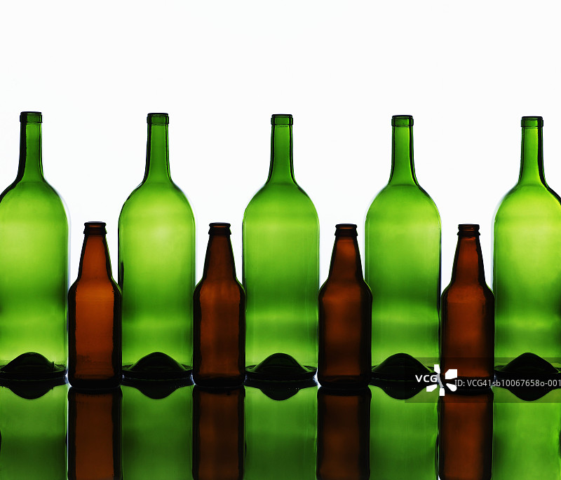 一排绿色和棕色瓶子图片素材
