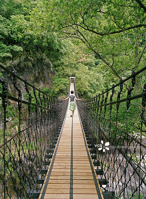 中国台湾天祥，女子走过太鲁阁峡谷的吊桥图片素材