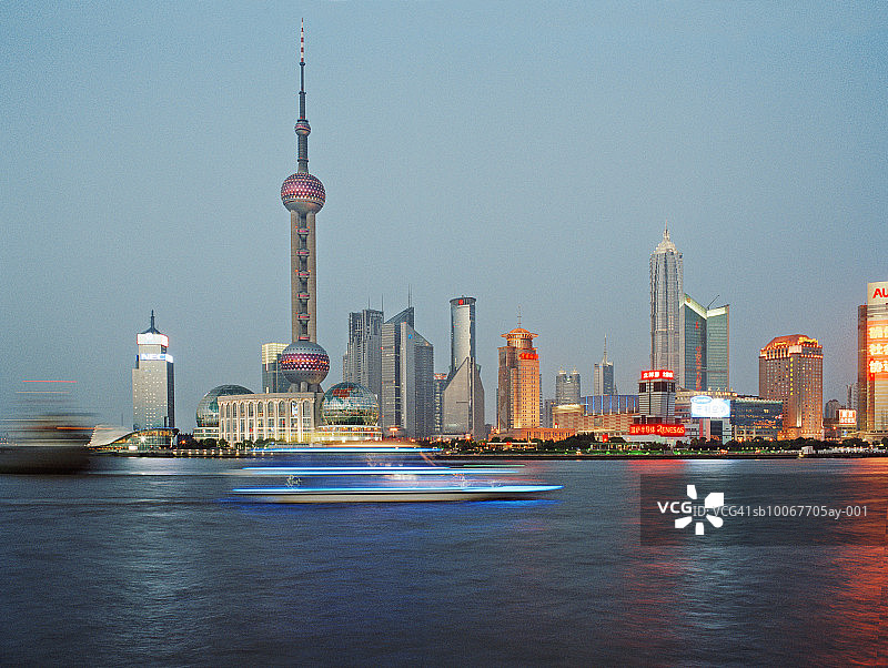 中国上海：黄浦江畔的浦东天际线与东方明珠图片素材