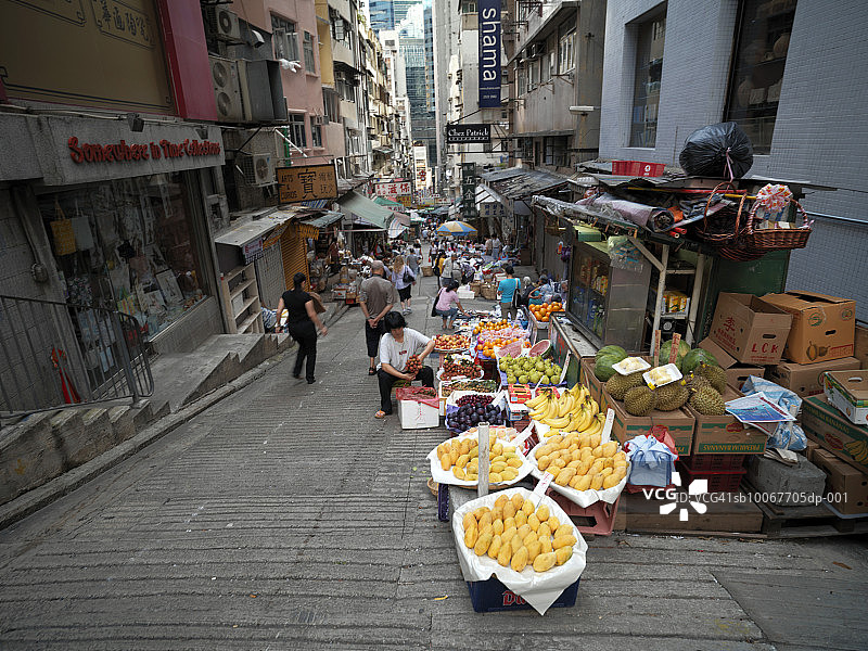 中国香港户外市场出售的水果和蔬菜图片素材