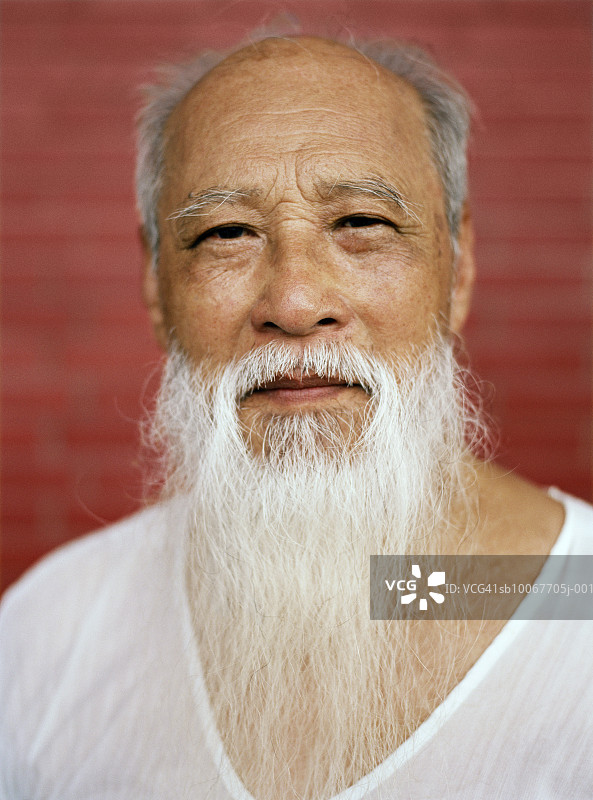 留着白色长胡须的太极拳大师肖像图片素材